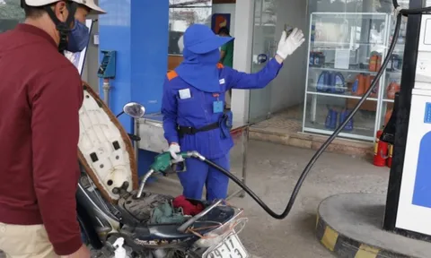 Giá xăng dầu hôm nay 25/5: Tăng giảm trái chiều