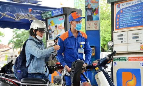 Giá xăng tăng mạnh, có thể chạm ngưỡng 20.000 đồng/lít?