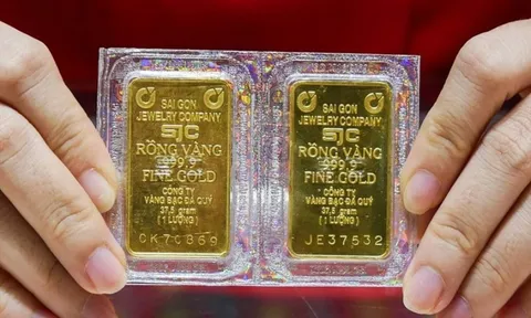 Giá vàng trong nước vẫn cao chót vót mặc vàng thế giới lao dốc