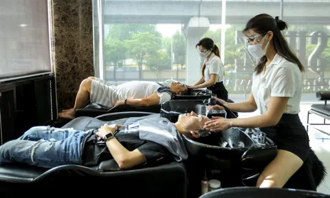 Hà Nội: Quán ăn, cà phê, tiệm tóc 'nhộn nhịp' trong ngày đầu hoạt động trở lại