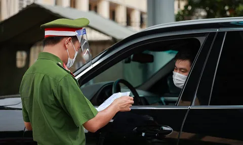 Hà Nội bỏ quy định người dân ra đường phải có lịch trực, lịch làm việc