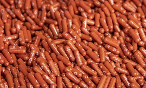 NÓNG: Bộ Y tế đưa Molnupiravir vào phác đồ điều trị Covid-19