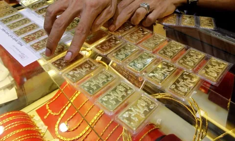 Giá vàng hôm nay 25/7: Đi ngược dự đoán, vàng quay đầu giảm giá ngay khi mở cửa