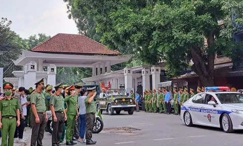 Nghẹn ngào phút tiễn đưa...