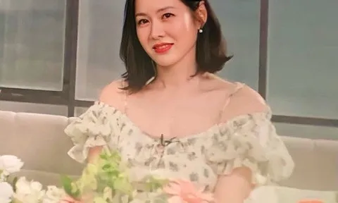 Bà bầu Son Ye Jin xuất hiện rực rỡ trên bìa tạp chí, lộ dấu hiệu mũm mĩm nhưng nhan sắc vẫn đỉnh cao