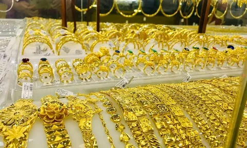 Giá vàng hôm nay 24/8: Vụt tăng rồi lao dốc