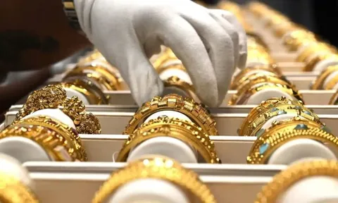 Giá vàng hôm nay 25/8: "Rón rén" vừa tăng vừa nghe ngóng thông tin mới