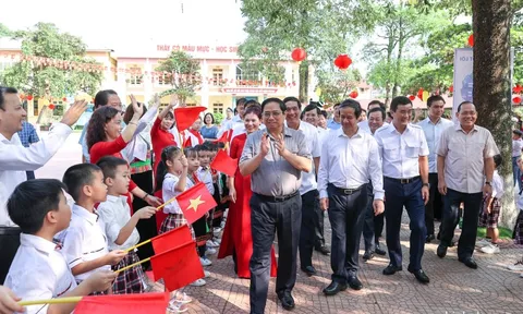 Thủ tướng: Không để bất cứ học sinh nào không được tới trường, không có sách giáo khoa