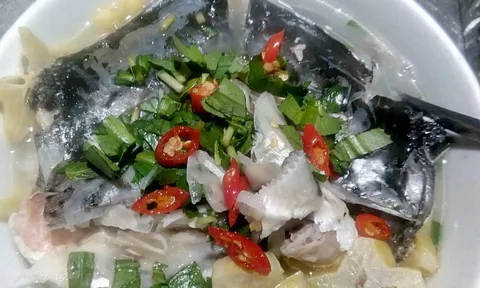 Đầu cá hồi nấu măng chua