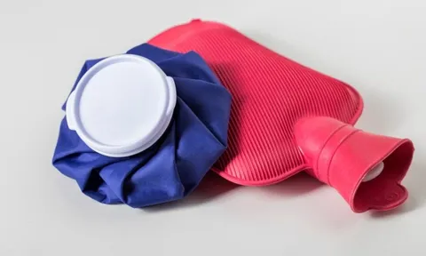 Bị đau mỏi cổ nên chườm nóng hay chườm lạnh để giảm đau tốt hơn?