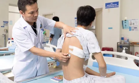 Quảng Nam: Cứu sống nam thanh niên vỡ kén khí màng phổi, đứt dây chằng đỉnh phổi hiếm gặp