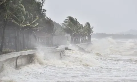 Bão số 2 tiến vào bờ biển Hải Phòng - Quảng Ninh