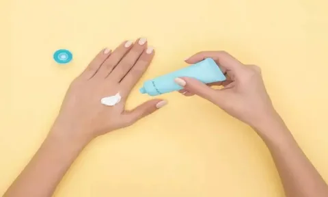 Ngày mưa có cần dùng kem chống nắng?