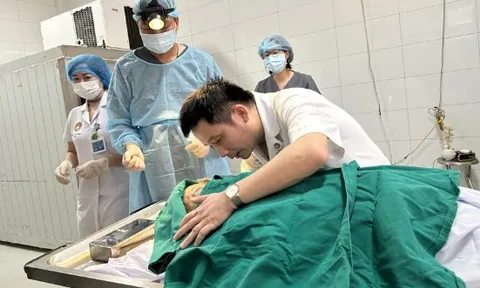 Người bác sĩ quân y quyết định hiến tặng giác mạc của mẹ mình, giúp hai người bệnh tìm được ánh sáng