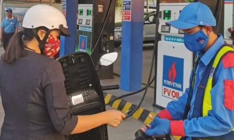 Giá xăng dầu hôm nay 1/5: Đồng loạt lao dốc