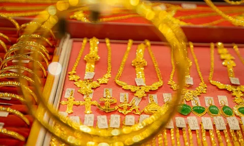 Giá vàng hôm nay 8/12: Bật tăng, "ông lớn" mạnh tay gom vàng