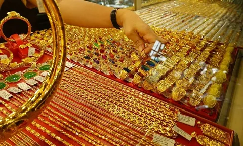 Giá vàng hôm nay 13/12: Tiếp tục giảm, dân buôn "nín thở" chờ tin