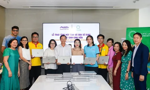 Mondelez Kinh Đô tổ chức trao tặng máy tính đã qua sử dụng cho học sinh, sinh viên