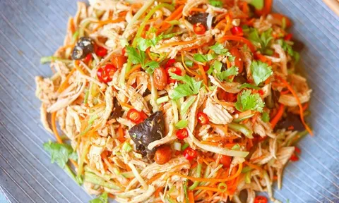 Tận dụng gà thừa sau Rằm đem làm nộm vừa ngon lại lạ miệng