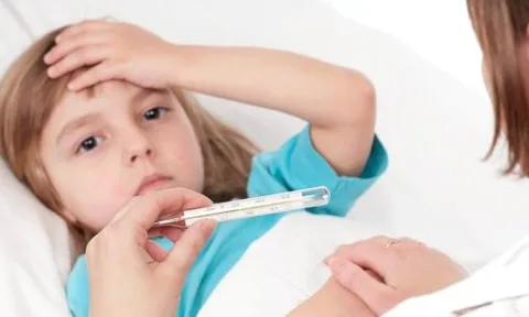 Trẻ bị sốt co giật có dấu hiệu như thế nào?