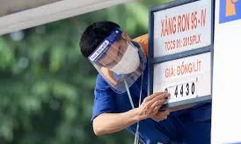 Giá xăng dầu hôm nay 23/8: Tăng giảm trái chiều