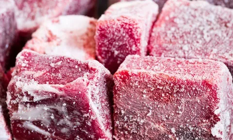 Thịt lấy ra từ tủ lạnh đông cứng như đá, dùng 2 thứ này thịt mềm ngay không tốn thời gian