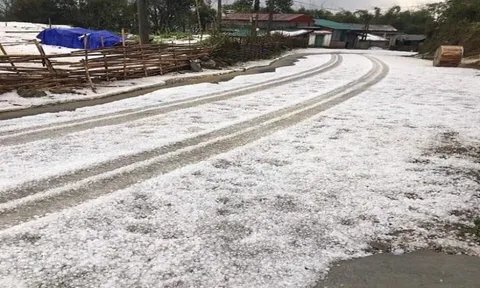 Sững sờ trước cảnh tượng mưa đá phủ trắng nhiều tỉnh phía Bắc