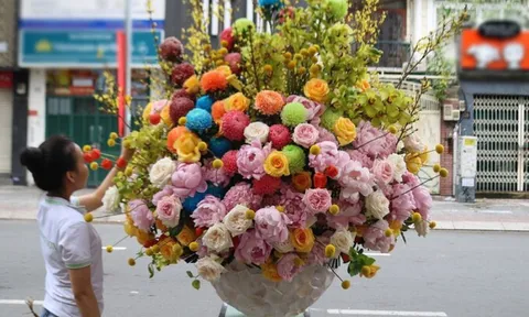 TP.HCM: Không gặp được nhau vì Covid-19, người đàn ông mua bình hoa 65 triệu tặng vợ ngày 8/3