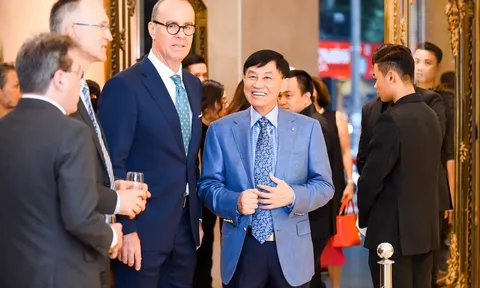 ‘Vua hàng hiệu’ thuê hẳn chuyên cơ đón con gái nhiễm Covid-19 về nước có gia tài ‘khủng’ cỡ nào?