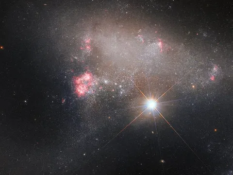 Kính viễn vọng Hubble chụp được sao cực sáng đầy lạ lùng