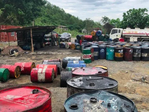 Nghệ An: Bắt quả tang cơ sở tái chế dầu nhớt thải trái phép