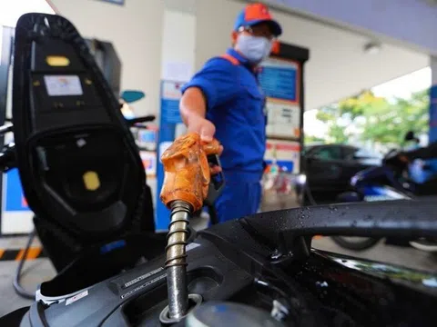 Giá xăng đồng loạt giảm trong khi giá dầu tăng mạnh kể từ 15h chiều nay ngày 5/9
