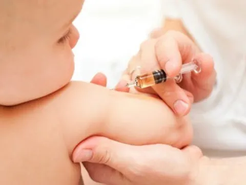Bổ sung 1 liều vaccine phòng bệnh bạch hầu cho trẻ