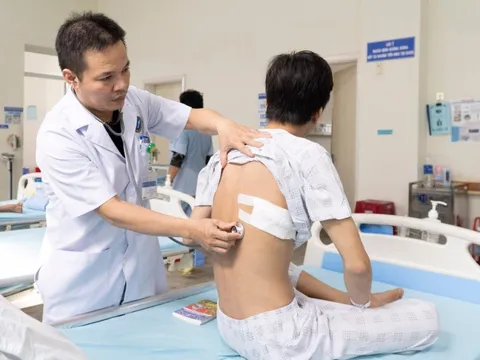 Quảng Nam: Cứu sống nam thanh niên vỡ kén khí màng phổi, đứt dây chằng đỉnh phổi hiếm gặp