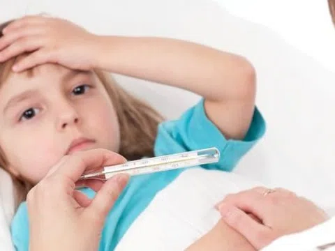 Trẻ bị sốt co giật có dấu hiệu như thế nào?