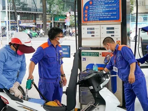 Giá xăng dầu ngày mai tiếp tục tăng mạnh?
