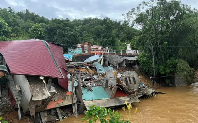 Hà Giang: Hai người bị thương, hàng chục nhà đổ sập vì mưa lũ